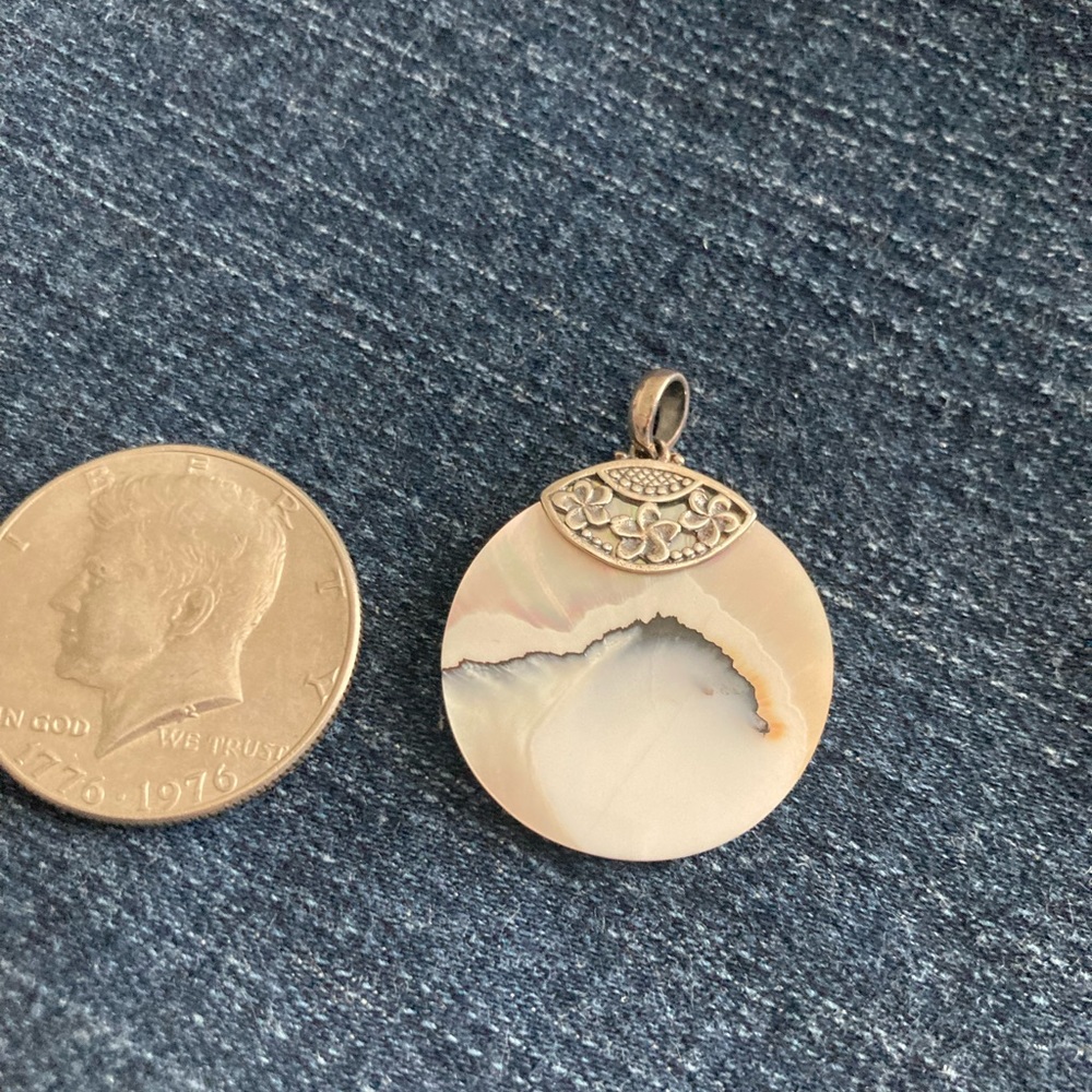 Handmade beautiful mother of pearl round pendant